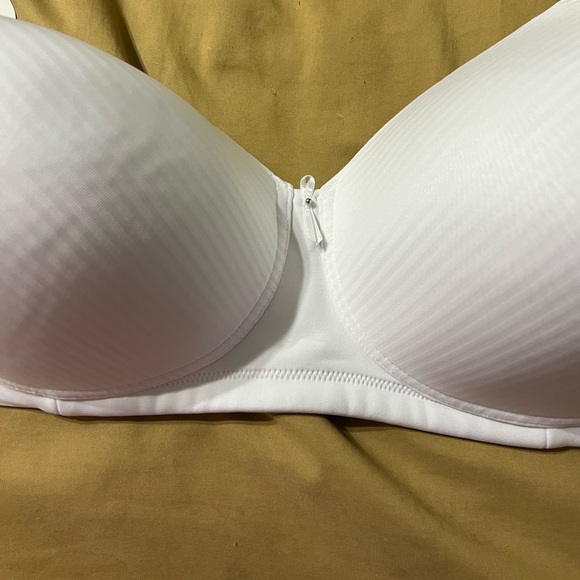 Radiant Vanity Fair Bra 2 ways straps. Size 40DD. New with tags - Picture 3 of 7